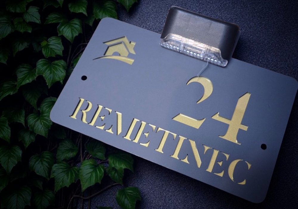 Elegantni kućni broj u crnoj i zlatnoj kombinaciji, moderan dodatak za fasadu kuće ili vile.