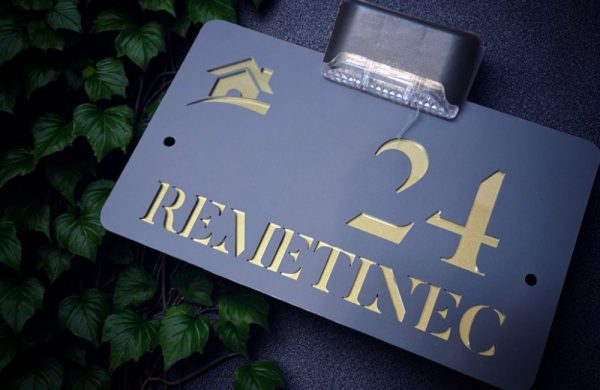 Elegantni kućni broj u crnoj i zlatnoj kombinaciji, moderan dodatak za fasadu kuće ili vile.