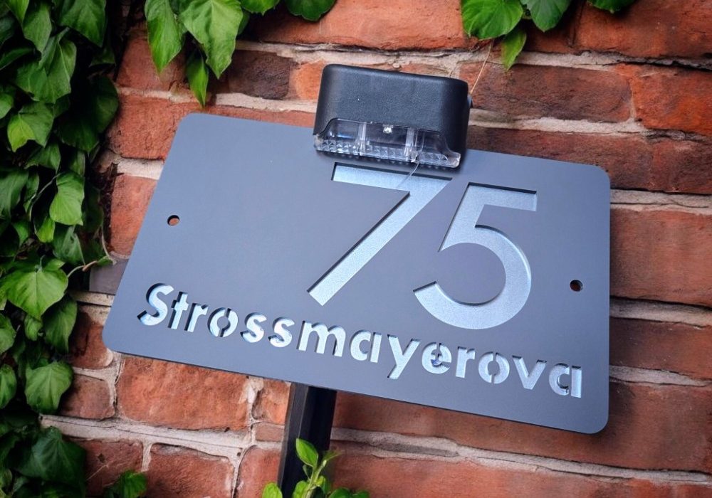 Elegantni personalizirani kućni broj s modernim dizajnom i imenom u luksuznoj crno-zlatnoj kombinaciji, idealan za fasade.