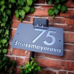 Elegantni personalizirani kućni broj s modernim dizajnom i imenom u luksuznoj crno-zlatnoj kombinaciji, idealan za fasade.