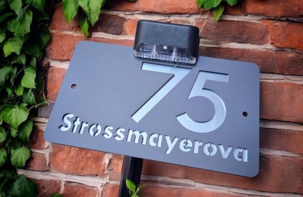 Elegantni personalizirani kućni broj s modernim dizajnom i imenom u luksuznoj crno-zlatnoj kombinaciji, idealan za fasade.