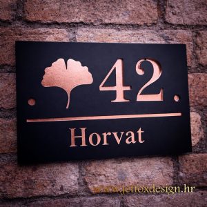 Luksuzni personalizirani kućni broj s modernim dizajnom i dekorativnim motivom – što pokloniti obitelji koja drži do detalja?