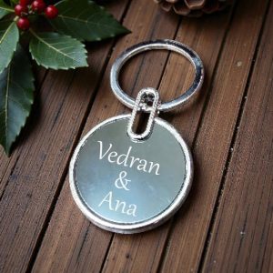 Okrugli metalni privjesak s imenom i kratkom posvetom, jednostavan i osoban poklon.