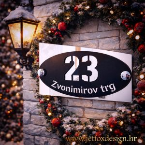 Moderan personalizirani kućni broj s jasno istaknutim brojem i ulicom u blagdanskoj dekoraciji – kako bi izgledao tvoj ulaz s ovakvim detaljem?