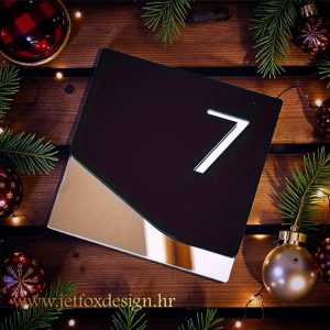 Design kućni broj 7 u crnoj i zlatnoj kombinaciji s kosim izgledom – što pokloniti vlasnicima novog doma?