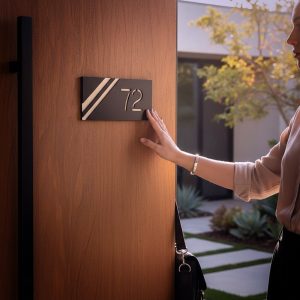 Moderni kućni broj postavljen na elegantnu fasadu nove zgrade – što pokloniti za useljenje u novogradnju