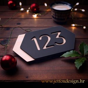 Moderni kućni broj s geometrijskim oblikom i minimalističkim dizajnom na tamnoj podlozi – što pokloniti za useljenje u novi dom?