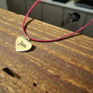 Satenska narukvica s visećim privjeskom srce i dvostrano personaliziranim imenom, emotivan poklon.