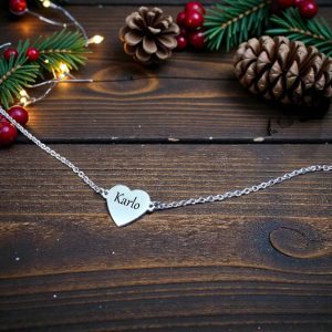Elegantna srebrna narukvica s privjeskom srca i imenom, emotivan poklon s osobnom porukom.
