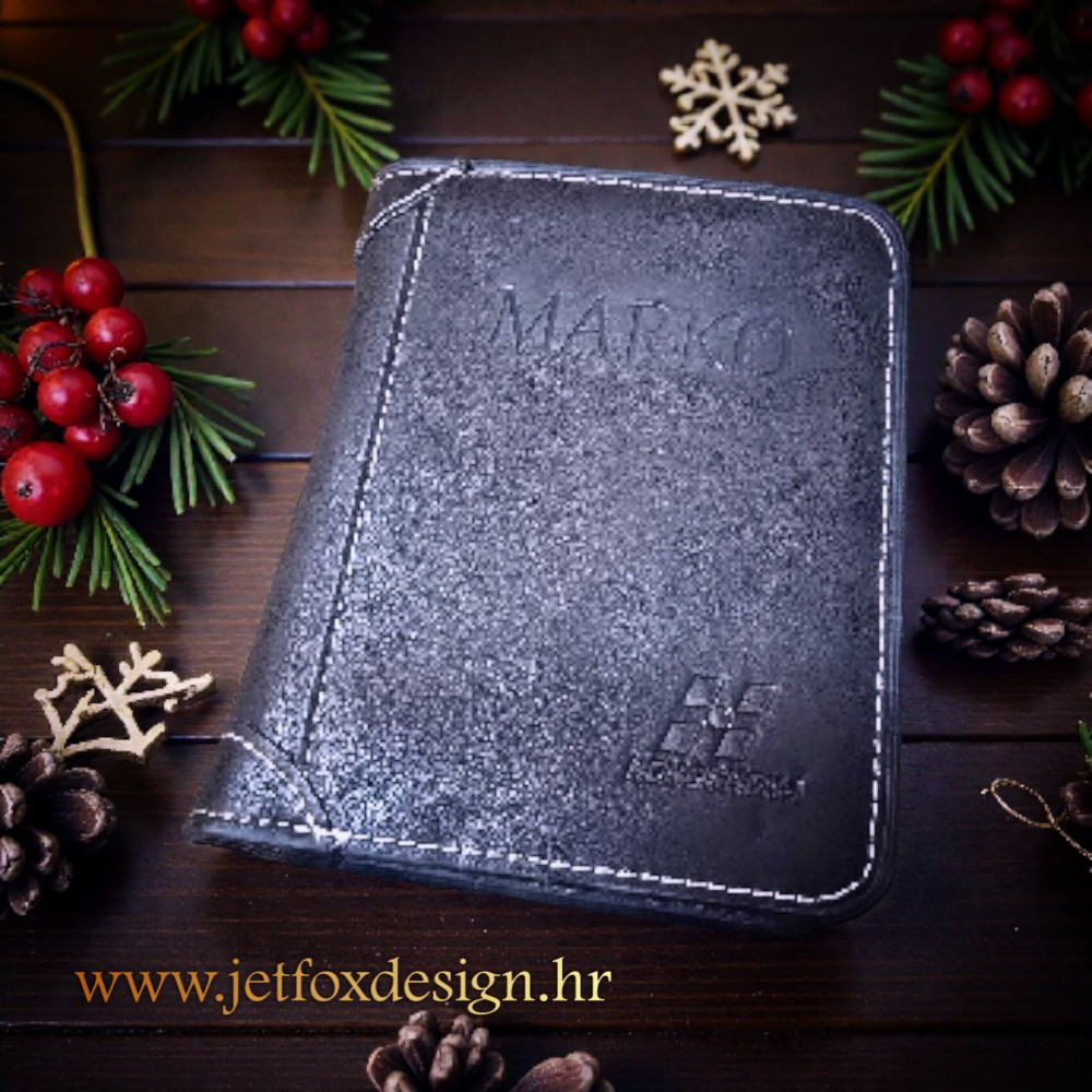 Crni kožni novčanik s ugraviranim imenom, jednostavan, sofisticiran i osoban poklon za svakodnevnu upotrebu.