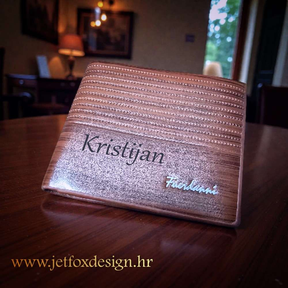 Novčanik s graviranim imenom po želji kupca, izrađen od izdržljivog materijala i idealan za svakodnevnu upotrebu.