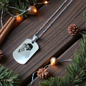 Kvadratni privjesak na ogrlici s ugraviranom fotografijom i tekstom, jedinstveni poklon za posebne trenutke.