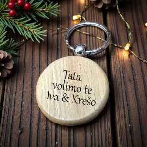 Okrugli drveni privjesak s personaliziranim imenom i tekstom, mali emotivan poklon s osobnom porukom.