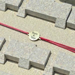 Okrugli privjesak na satenskoj vrpci s imenom, nježan personalizirani poklon za djevojku ili ženu.