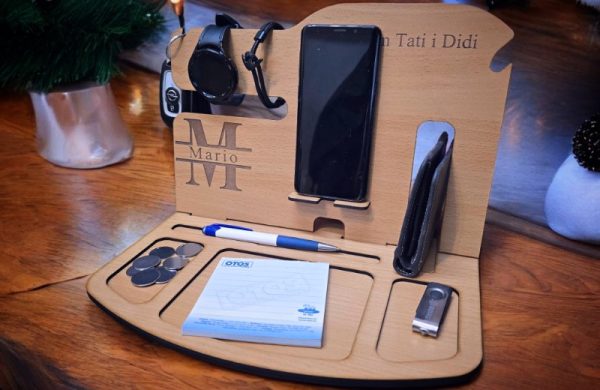 Personalizirani drveni organizator za radni stol, idealan za odlaganje sata, mobitela i novčanika.