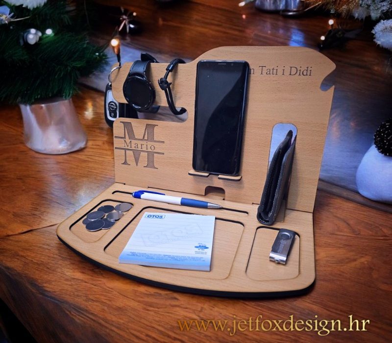 Personalizirani drveni organizator za radni stol, idealan za odlaganje sata, mobitela i novčanika.
