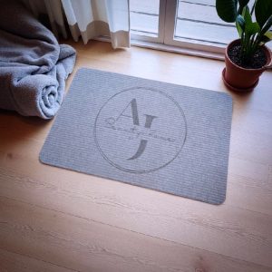 Personalizirani otirač s inicijalima i tekstom po želji – tražite li otirač koji već na ulazu govori tko ovdje živi?