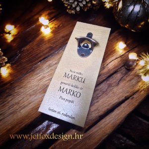 Unikatni zidni otvarač za boce s imenom i fotografijom, ručno izrađen kao zabavan i koristan dar za proslave.