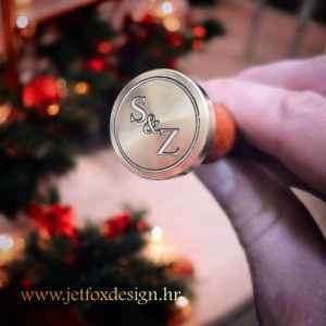 Pečat za vosak s dijagonalnim inicijalima mladenaca – tražite li elegantan detalj koji daje poseban pečat vašem vjenčanju?