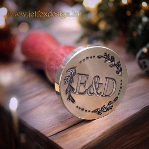 Personalizirani pečat za vosak s inicijalima i vjencem – želiš li da svaka kuverta izgleda luksuzno i posebno?