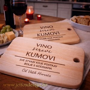 Personalizirana drvena daska s natpisom Vino, sirevi, kumovi – što pokloniti kumovima kao trajnu uspomenu