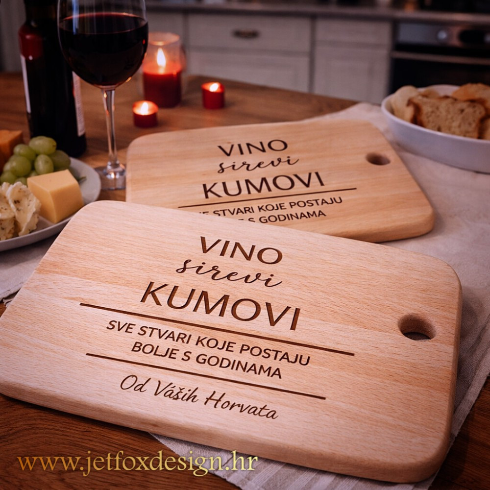 Personalizirana drvena daska s natpisom Vino, sirevi, kumovi – što pokloniti kumovima kao trajnu uspomenu