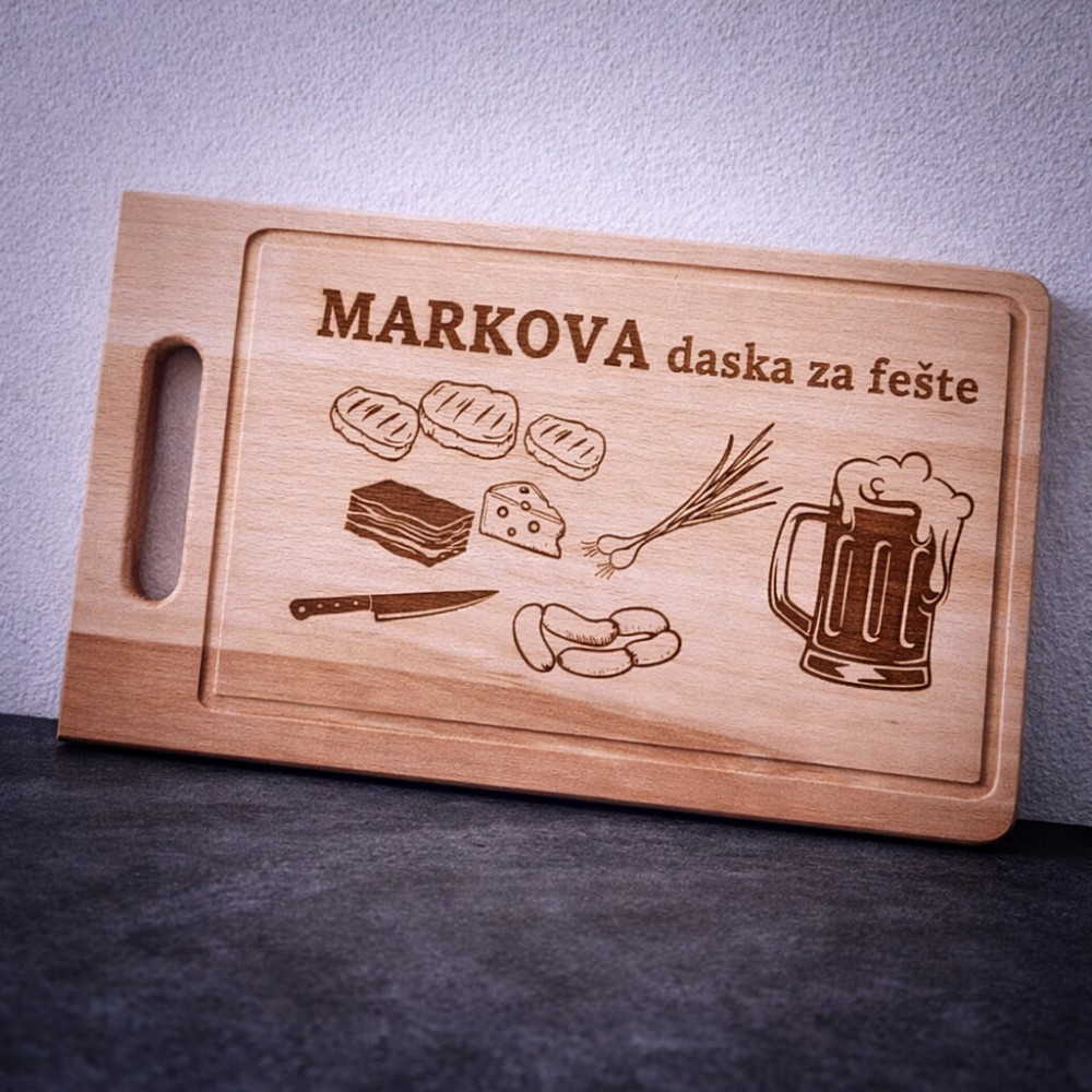 Što pokloniti muškarcu? Personalizirana drvena daska za fešte s imenom Marko i graviranim motivima hrane i piva