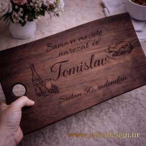 Personalizirana drvena daska s natpisom “Samo vi mezite narezat će Tomislav” – što pokloniti muškarcu za 50. rođendan?