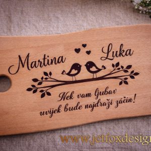 Personalizirana drvena daska s imenima Martina i Luka te motivom ptica – što pokloniti paru za godišnjicu braka ili vjenčanje?