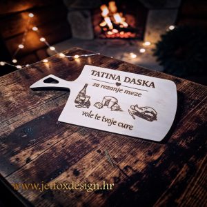Personalizirana drvena daska za rezanje meze s gravurom imena i posvetom, originalan poklon za tatu koji voli druženja i delicije.