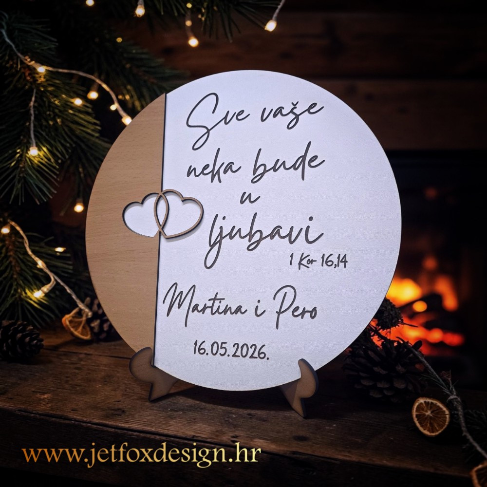 Personalizirana drvena dekoracija za vjenčanje s imenima mladenaca, datumom i biblijskim citatom "Sve vaše neka bude u ljubavi". Što pokloniti mladencima za vjenčanje?