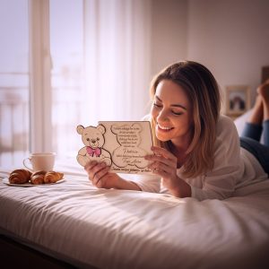 Drvena pitalica s motivom mede i porukom Imam važno pitanje za tebe – što pokloniti budućem kumu na poseban način