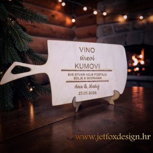 Personalizirana drvena daska za posluživanje s graviranim imenima, datumom i natpisom "Vino, sirevi, kumovi", idealan poklon za kumove.