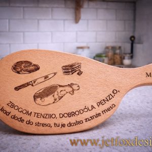 Personalizirana drvena daska za rezanje s imenom i duhovitom porukom – što pokloniti muškarcu koji voli kuhanje i meso