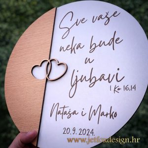 Što pokloniti za vjenčanje? Personalizirana drvena dekoracija u obliku srca s biblijskim citatom i imenima mladenaca