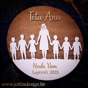 Unikatni poklon za učiteljicu u obliku drvene okrugle dekoracije – želiš dar koji ima značenje?