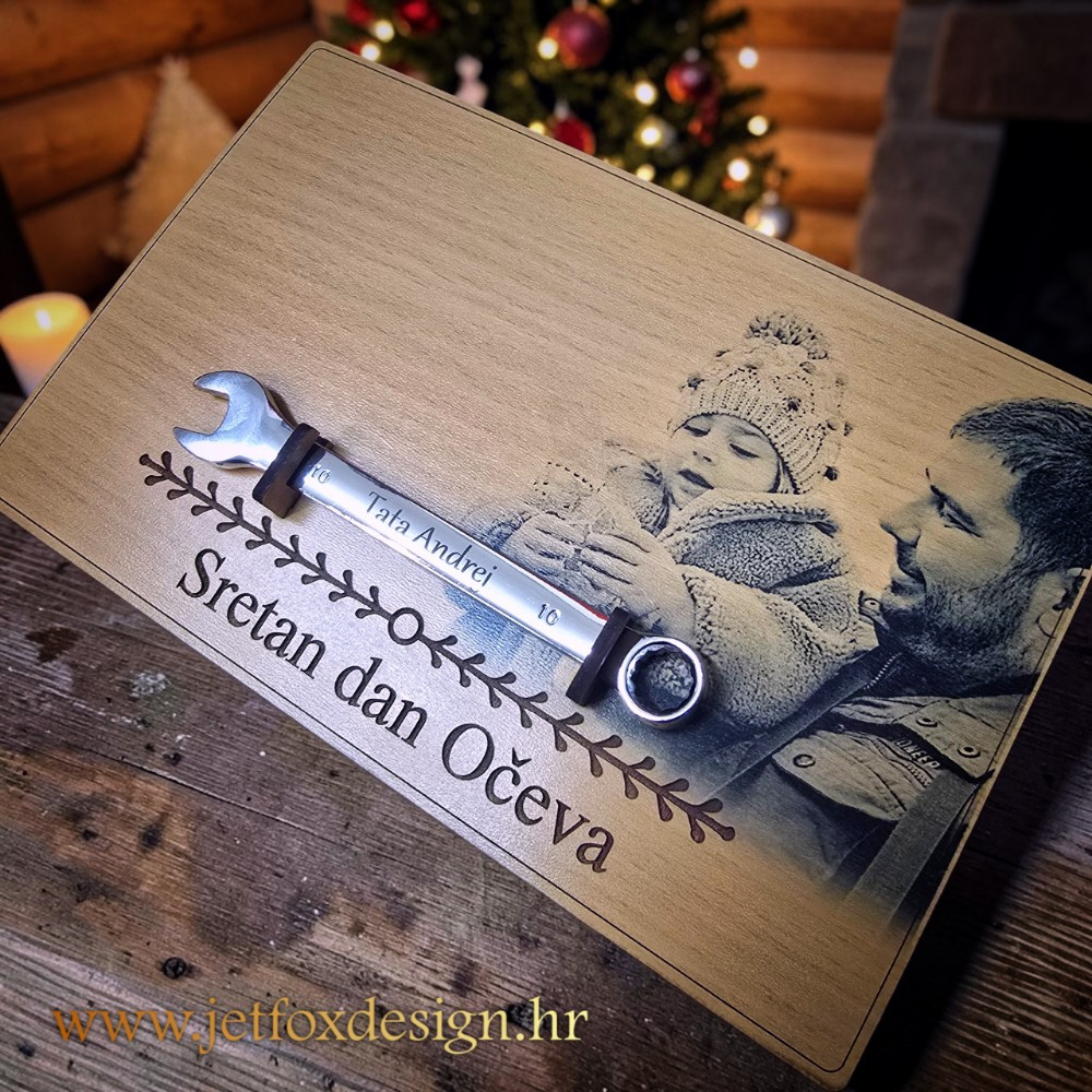 Personalizirana drvena poklon kutija s graviranom fotografijom, metalnim viljuškastim ključem i posvetom, idealan poklon za Dan očeva.