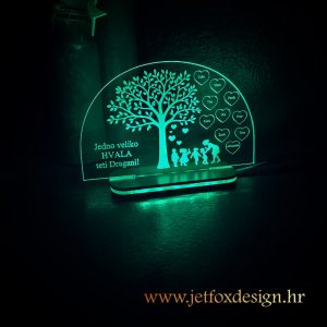 Akrilna LED lampa sa stablom života, imenima učenika u srcima i zahvalnom posvetom, idealan poklon za učiteljicu ili razrednicu.