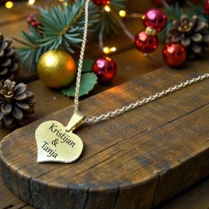 Zlatna ogrlica s graviranim imenima na srcu, elegantan i trajan poklon za djevojku ili ženu.