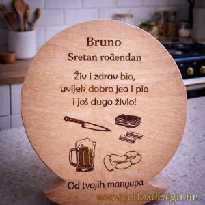 Personalizirana okrugla drvena daska s rođendanskom porukom i imenima – što pokloniti muškarcu za rođendan
