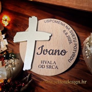 Personalizirana okrugla zahvalnica s imenom djeteta i zlatnim križem – što pokloniti gostima na prvoj pričesti?