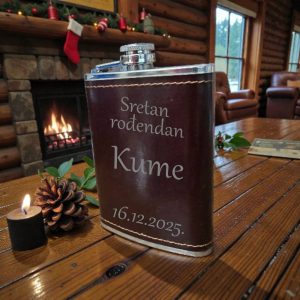 Personalizirana pljoska presvučena crnom kožom s graviranim imenom i šaljivim tekstom, originalan poklon.