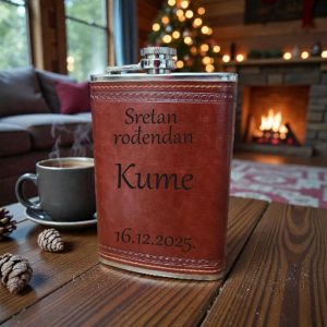 Personalizirana pljoska presvučena smeđom kožom s graviranim imenom i šaljivim tekstom, originalan poklon.