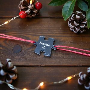 Puzzle narukvica s fotografijom i kratkom porukom, savršen poklon koji simbolizira povezanost.