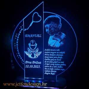 Personalizirana akrilna lampa s fotografijom, imenima i tekstom, savršena kao svečani poklon za prvu pričest ili krizmu.