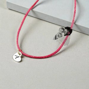 Personalizirana satenska narukvica s privjeskom srce i inicijalima graviranim s obje strane.