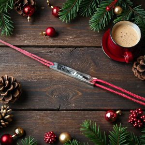 Satenska narukvica s kvadratnom pločicom u zlatnoj ili srebrnoj boji s personaliziranim imenima.