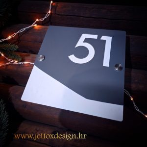 Personalizirani kućni broj od duplog akrila, precizno izrađen za luksuzne kuće s istančanim stilom.