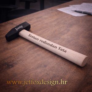 Personalizirani čekić s imenom i porukom, praktičan i poseban poklon – što pokloniti muškarcu koji ima sve