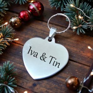 Personalizirani čelični privjesak u obliku srca s posvetom i fotografijom, simbol ljubavi i povezanosti.